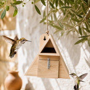Dreieckiger Nistkasten aus Holz mit Eingang offen