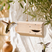 Horizontaler Nistkasten aus Holz mit Eingang aus tunnel