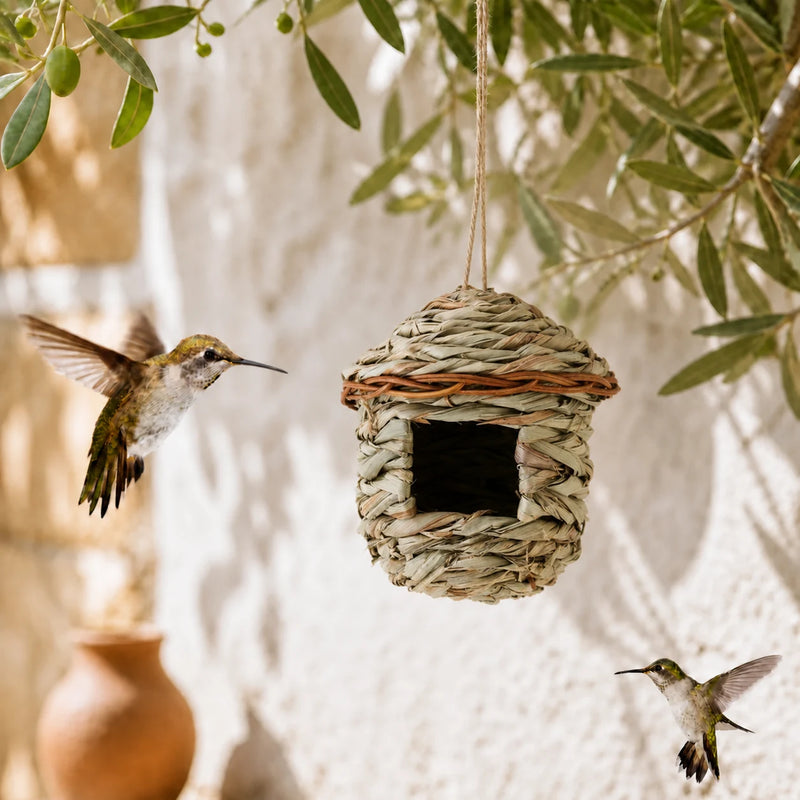 Nistkasten für Vögel geflochten aus Gras aus Schilf