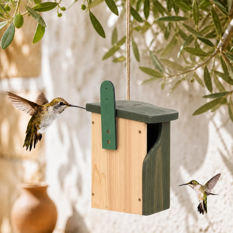 Nistkasten aus Holz mit stehend grün