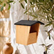 Halboffener Nistkasten aus Holz mit schwarzem Dach