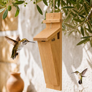 Vertikaler Nistkasten aus Holz mit Front geneigt