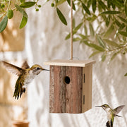 Rustikaler Nistkasten aus Holz mit Front Rinde