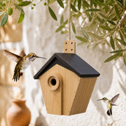 Nistkasten aus Holz braun mit schwarzem Dach und Eingang verstärkt